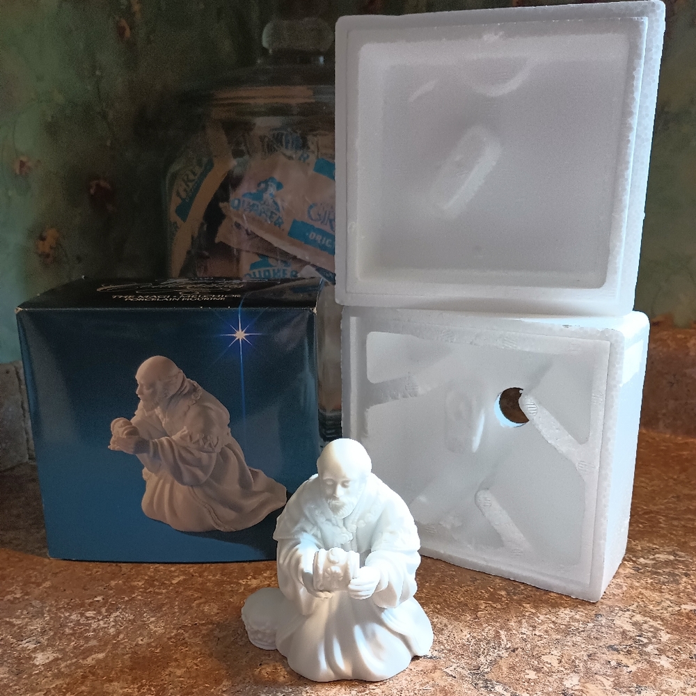Avon Nativity Collectibles The Magi Melchior Wisemen White porcelain 1982 in Box